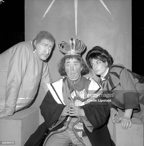 " Ubu roi " of Alfred Jarry. Georges Wilson, Charles Lavialle and Rosy Varte. Production of Jean Vilar. Paris, T.N.P., March 1958. LIP-160-078-004.