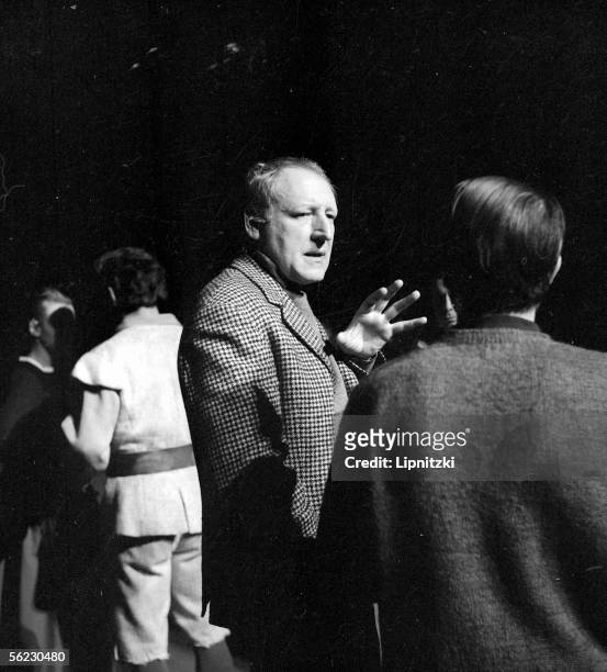 Georges Wilson at the time of a rehearsal of " Galileo " of Bertolt Brecht. Paris, T.N.P., January 1963. LIP-160-079-142.