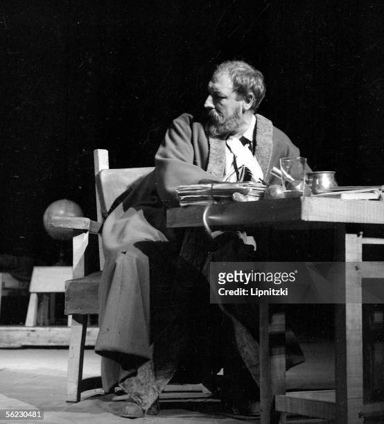 Georges Wilson in " Galileo " of Bertolt Brecht. Paris, T.N.P., January 1963. LIP-160-079-040.
