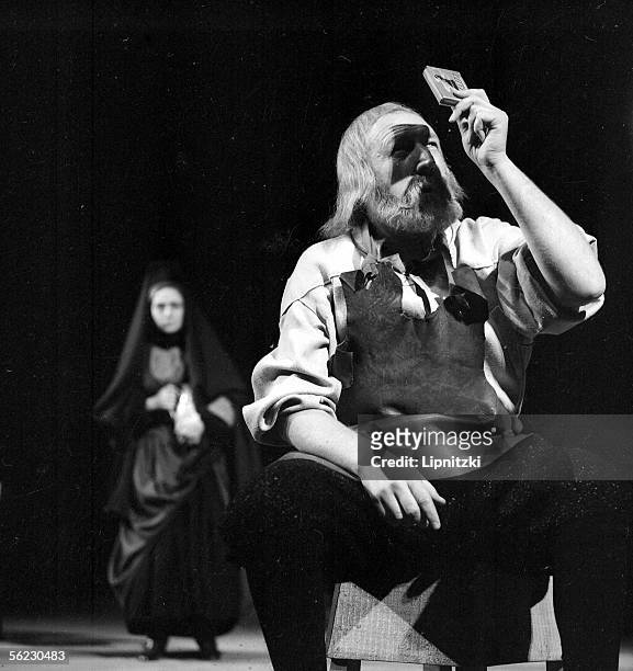 Georges Wilson in " Galileo " of Bertolt Brecht. Paris, T.N.P., January 1963. LIP-160-079-005.