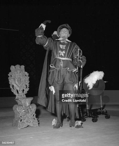 Georges Wilson in " Ruy Blas " of Victor Hugo. Production of Jean Vilar. Paris, T.N.P., February 1954. LIP-160-072-080.