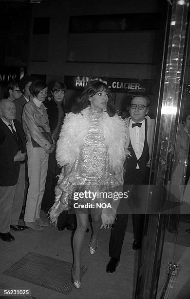 Elsa Martinelli, Italian actress and Willy Rizzo, Italian photographer, to the Premiere of "Romeo and Juliet" of Franco Zeffirelli. Paris, 1968....