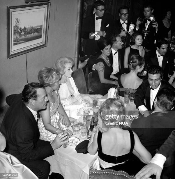 From left to right : Eddie Constantine, Rachel Breton, Marlene Dietrich and Gilbert Becaud. Paris, Club Saint-Hilaire, 1963. HA-1132-9.