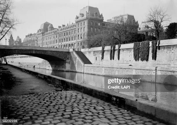 Paris IVeme ardt. The prefecture of Police and the Petit-Pont. Years 1940. Roger Viollet via Getty Images-23112.