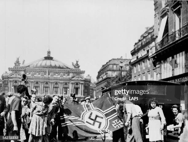 World War II. Liberation of Paris. Parisians having just seized a German flag in the hold of the Kommandantur. Place of the Opera, August 1944 25....
