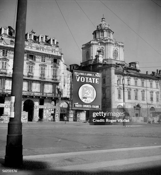 Turin . Poster of the Italian communist party, Piazza Castello. In the background, the cathedral. May, 1953. RV-102627.