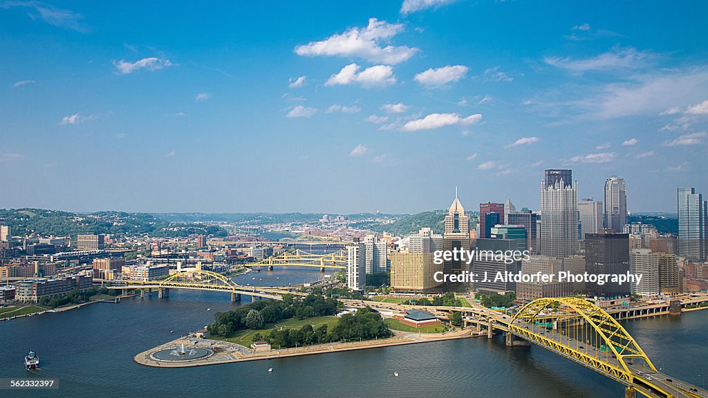 Pittsburgh Overview Pittsburgh Rivers And Skyline High-Res Stock Photo - Getty Images