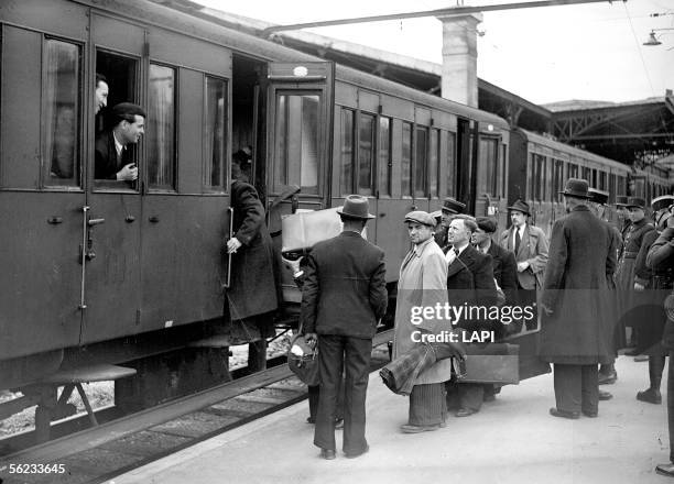 World War II. Departure of 5000 Jews for the internment camp of the region of Orleans , at the Austerlitz station, on May 1941.