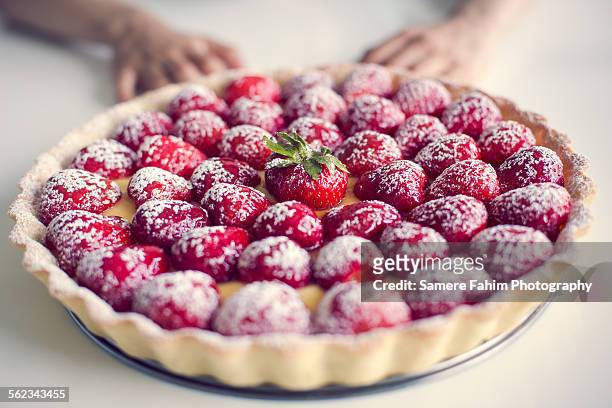 strawberry tart, close up - tarte à la crème pâtissière photos et images de collection