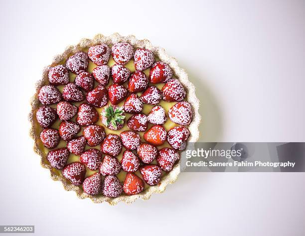 strawberry custard tart - tarte à la crème pâtissière photos et images de collection