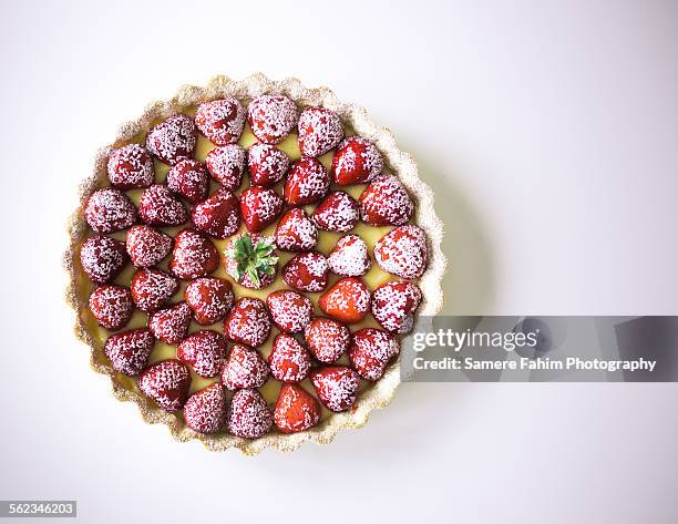 strawberry custard tart - strawberry tart stock pictures, royalty-free photos & images