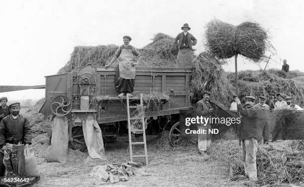 Beauce. Threshing, about 1900.