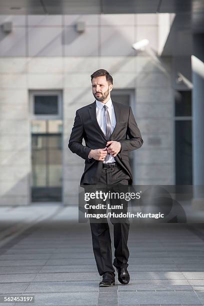 businessman buttoning suit jacket outdoors - osijek - fotografias e filmes do acervo