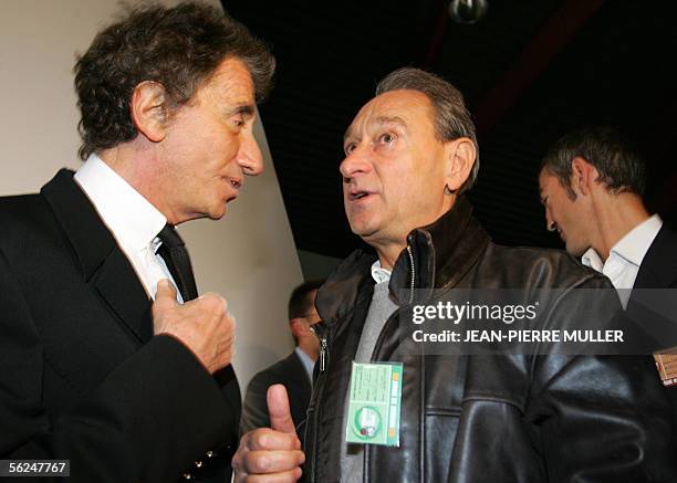 French socialist deputy Jack Lang speaks with Mayor of Paris Bertrand Delanoe during the Socialist Party Congress, 19 November in Le Mans. AFP PHOTO...