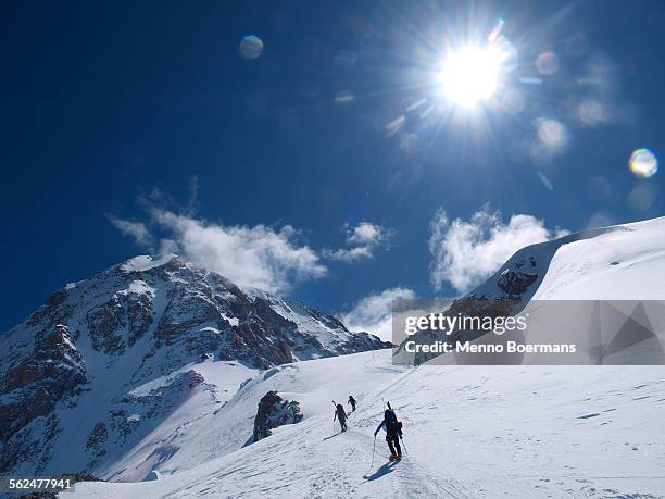 a crew of mountain rangers on it?s way to windy corner on mount mckinley, also know as denali, in alaska. - mount mckinley stock-fotos und bilder