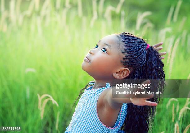 it's a big world for a little girl - little black dress - fotografias e filmes do acervo