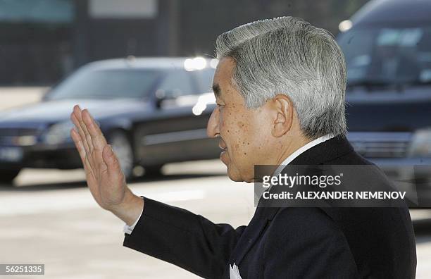 Japanese Emperor Akihito waves farewell to Russian President Vladimir Putin at the stairs of his palace in Tokyo, 22 November 2005, after their...