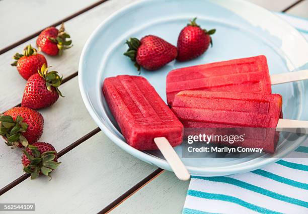 homemade strawberry ice popsicle - strawberry ice cream stock pictures, royalty-free photos & images