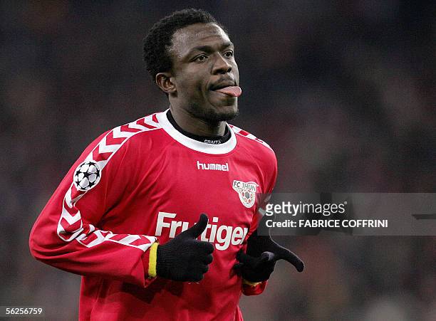 Thun's Armand Deumi leaves the field after receiving a red card during his UEFA Champions League group B football match vs Arsenal, 22 November 2005,...