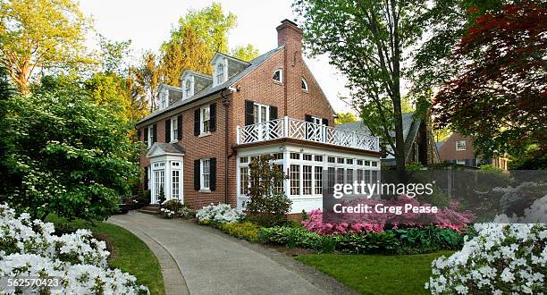 colonial house on a spring day - garden centre fotografías e imágenes de stock