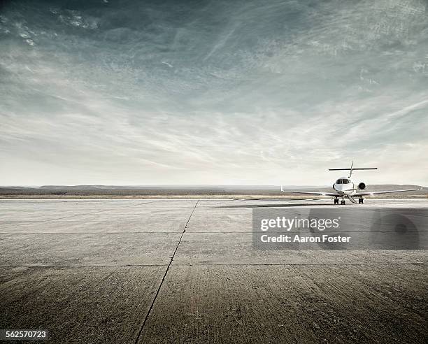 aircraft tarmac - private jet stockfoto's en -beelden