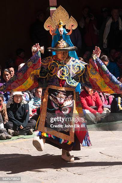 mani rimdu celebration, monk temple dancers - mani rimdu festival stock-fotos und bilder