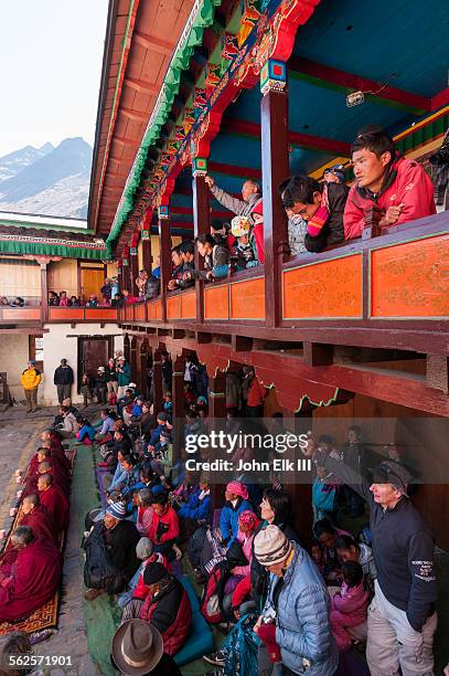 mani rimdu celebration pilgrims - thyangboche monastery stock pictures, royalty-free photos & images