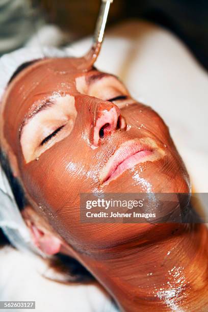 woman with face pack - chocolate pack stock-fotos und bilder