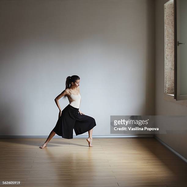 contemporary dancer - contemporary dance foto e immagini stock