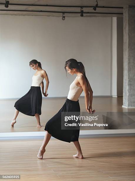 contemporary dancer - contemporary dance stock pictures, royalty-free photos & images