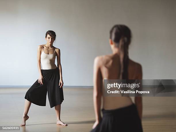 contemporary dancer - broekrok stockfoto's en -beelden