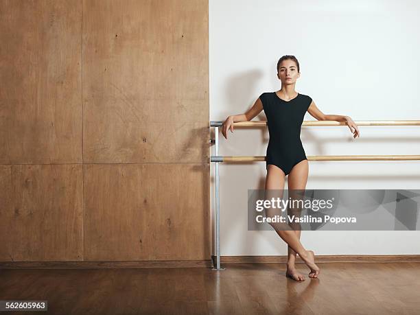 young dancer - malla de gimnasia fotografías e imágenes de stock