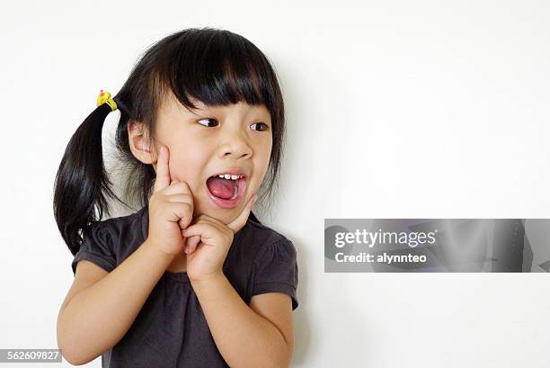 girl with a surprised expression - mirada de reojo fotografías e imágenes de stock