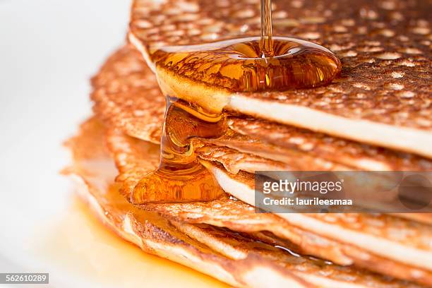 stack of pancakes with maple syrup - pannenkoek stockfoto's en -beelden