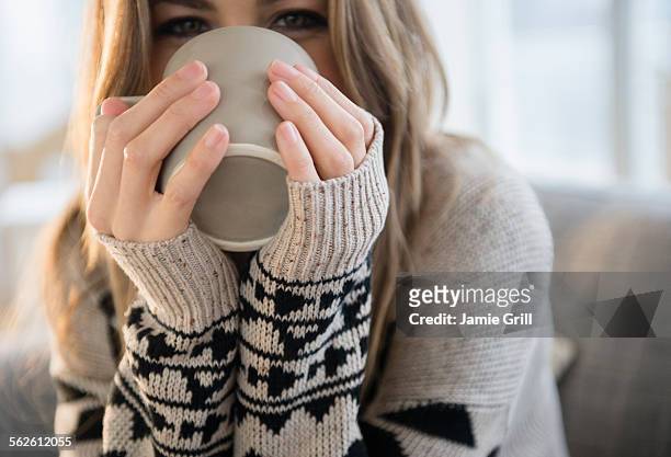 young woman with mug - cocooning hiver photos et images de collection