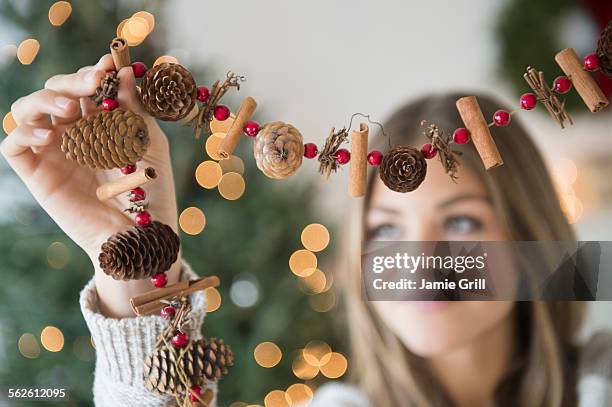 woman preparing christmas decoration - decorar fotografías e imágenes de stock