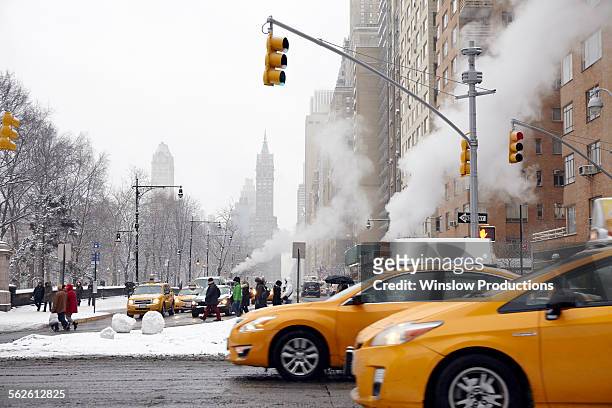 usa, new york state, new york city, traffic on street - central park winter stock-fotos und bilder