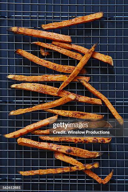 sweet potato fries on rack - baked sweet potato stock-fotos und bilder