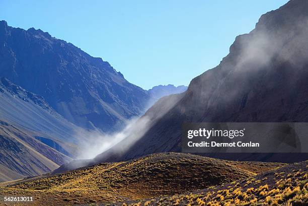 argentina, mendoza, aconcagua provincial park, landscape with mountain range and valley - mendoza fotografías e imágenes de stock