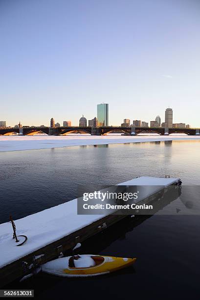 usa, massachusetts, boston, view across partially frozen charles river to longfellow bridge and boston - boston winter stock pictures, royalty-free photos & images