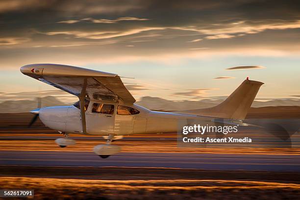 single prop plane during liftoff from airport - propellervliegtuig stockfoto's en -beelden