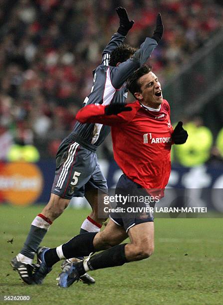 Benfica's midfielder, Leo makes a foul on Lille's forward, Milenko Acimovic , during their UEFA Champions League football match 22 November 2005 at...