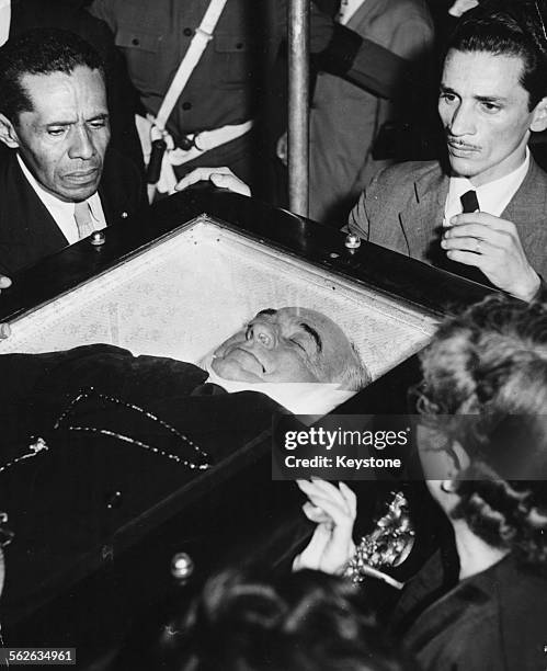 Brazilian President Getulio Vargas lying in stage in his coffin, surrounded by mourners, Brazil, 1954.