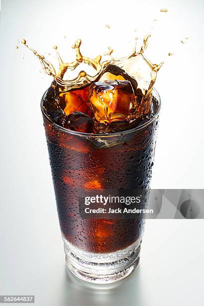 cold brew coffee - coca cola photos et images de collection