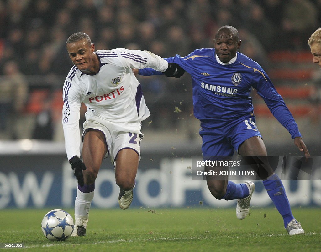 FC Chelsea's (L) Geremi vies for the bal