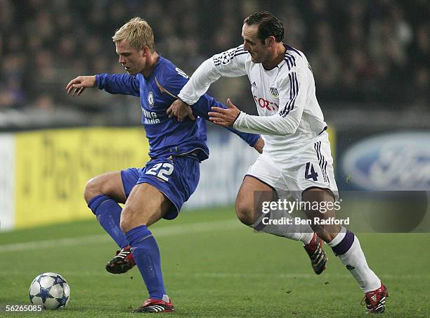 Eidur Gudjohnsen of Chelsea and Yves Vanderhaeghe of Anderlecht clash during the UEFA Champions League match between Anderlecht and Chelsea at the...