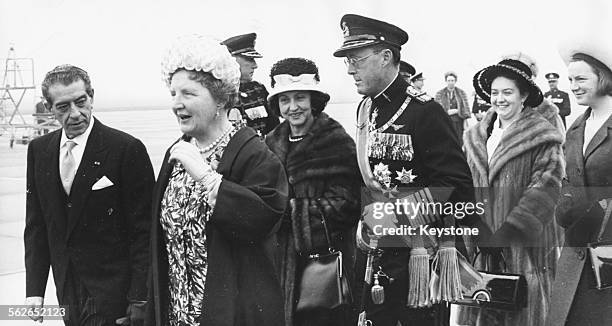The President of Mexico meeting the Dutch Royal Family while visiting the Netherlands; President Adolfo Lopez Mateos, Queen Juliana, Madame Eve...
