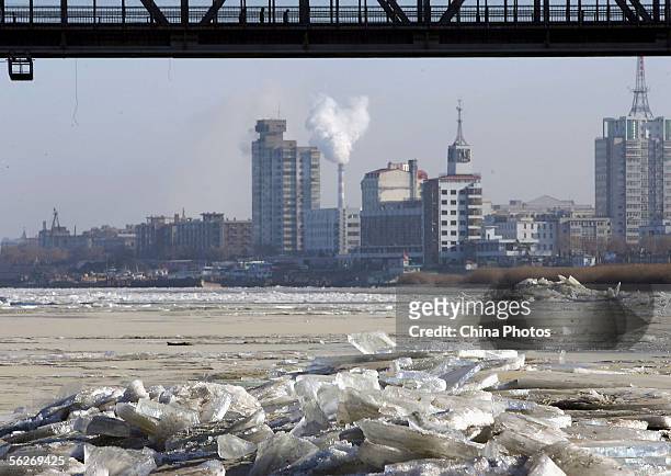 General view of the frozen Songhua River is seen on November 24, 2005 in Harbin of Heilongjiang Province, northeast China. In Harbin, capital city of...