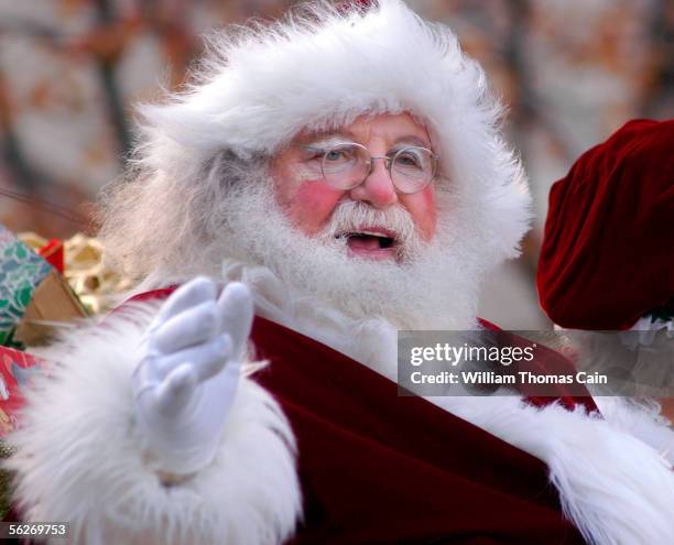 Santa Claus waves to the crowds during Philadelphia's 86th Annual Thanksgiving Day Parade November 24, 2005 in Philadelphia, Pennsylvania. The...