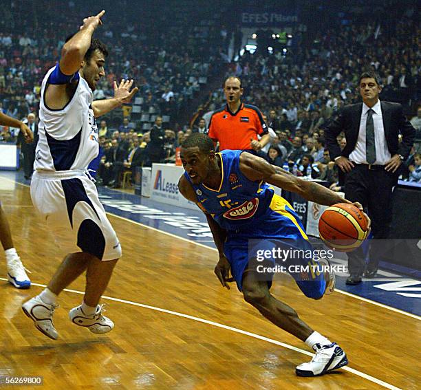 Willie Solomon of Maccabi Tel Aviv goes for a basket as Marko Popovic of Efs Pilsen tries to stop him, 24 November 2005, during their Euroleague...